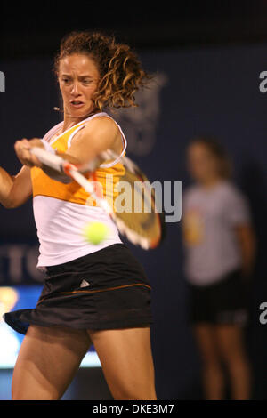 4. August 2007 - San Diego, CA, USA - PATTY SCHNYDER aus der Schweiz dient einen Ball gegen Elena Dementieva aus Russland, während das Halbfinale bei den Acura Classic-Tennis-Turnier in La Costa in der Nähe von San Diego. Schnyder gewann 7: 6 6: 0. (Kredit-Bild: © Wally Nell/ZUMA Press) Stockfoto