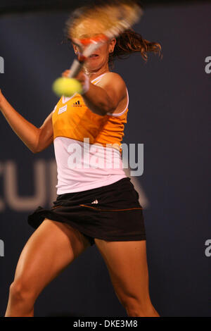 4. August 2007 - San Diego, CA, USA - PATTY SCHNYDER aus der Schweiz dient einen Ball gegen Elena Dementieva aus Russland, während das Halbfinale bei den Acura Classic-Tennis-Turnier in La Costa in der Nähe von San Diego. Schnyder gewann 7: 6 6: 0. (Kredit-Bild: © Wally Nell/ZUMA Press) Stockfoto