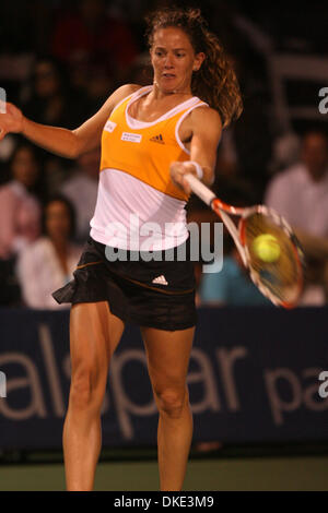 4. August 2007 - San Diego, CA, USA - PATTY SCHNYDER aus der Schweiz dient einen Ball gegen Elena Dementieva aus Russland, während das Halbfinale bei den Acura Classic-Tennis-Turnier in La Costa in der Nähe von San Diego. Schnyder gewann 7: 6 6: 0. (Kredit-Bild: © Wally Nell/ZUMA Press) Stockfoto