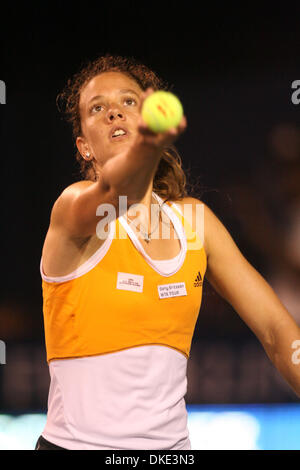 4. August 2007 - San Diego, CA, USA - PATTY SCHNYDER aus der Schweiz dient einen Ball gegen Elena Dementieva aus Russland, während das Halbfinale bei den Acura Classic-Tennis-Turnier in La Costa in der Nähe von San Diego. Schnyder gewann 7: 6 6: 0. (Kredit-Bild: © Wally Nell/ZUMA Press) Stockfoto