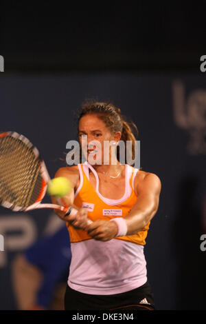4. August 2007 - San Diego, CA, USA - PATTY SCHNYDER aus der Schweiz dient einen Ball gegen Elena Dementieva aus Russland, während das Halbfinale bei den Acura Classic-Tennis-Turnier in La Costa in der Nähe von San Diego. Schnyder gewann 7: 6 6: 0. (Kredit-Bild: © Wally Nell/ZUMA Press) Stockfoto