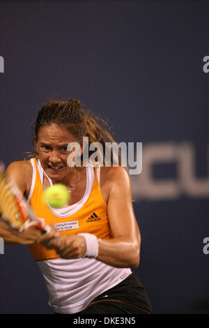 4. August 2007 - San Diego, CA, USA - PATTY SCHNYDER aus der Schweiz dient einen Ball gegen Elena Dementieva aus Russland, während das Halbfinale bei den Acura Classic-Tennis-Turnier in La Costa in der Nähe von San Diego. Schnyder gewann 7: 6 6: 0. (Kredit-Bild: © Wally Nell/ZUMA Press) Stockfoto