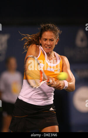 4. August 2007 - San Diego, CA, USA - PATTY SCHNYDER aus der Schweiz dient einen Ball gegen Elena Dementieva aus Russland, während das Halbfinale bei den Acura Classic-Tennis-Turnier in La Costa in der Nähe von San Diego. Schnyder gewann 7: 6 6: 0. (Kredit-Bild: © Wally Nell/ZUMA Press) Stockfoto