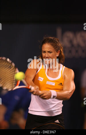 4. August 2007 - San Diego, CA, USA - PATTY SCHNYDER aus der Schweiz dient einen Ball gegen Elena Dementieva aus Russland, während das Halbfinale bei den Acura Classic-Tennis-Turnier in La Costa in der Nähe von San Diego. Schnyder gewann 7: 6 6: 0. (Kredit-Bild: © Wally Nell/ZUMA Press) Stockfoto