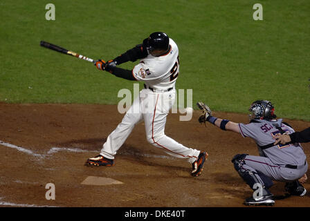 6. August 2007 - San Francisco, CA, USA - San Francisco Giants Barry Bonds, #25 würde Schaukeln auf einen Streik im 7. Inning ihres Spiels auf Montag, 6. August 2007, im AT&T Park in San Francisco, Kalifornien Anleihen durchstreichen, um die Inning zu beenden. (Bild Kredit: © Jose Carlos Fajardo/Contra Costa Times / ZUMA Press) Stockfoto