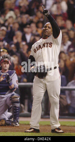 7. August 2007 - San Francisco, CA, USA - San Francisco Giants Barry Bonds ist Nummer eins nach der Kollision mit Homerun Zahl 756 im 5. Inning während ihr Spiel gegen die Washington Nationals im AT&T Park in San Francisco Kalifornien, Dienstag, 7. August 2007.  (Kredit-Bild: © Doug Duran/Contra Costa Times / ZUMA Press) Stockfoto