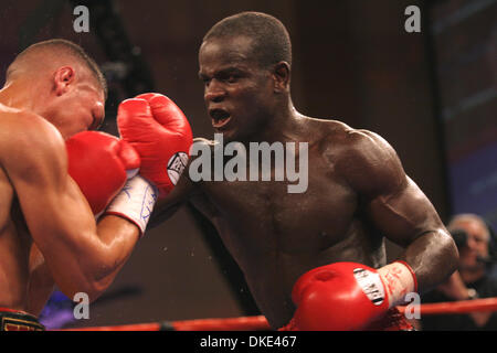 9. August 2007 - Las Vegas, NV, USA - JOSHUA CLOTTEY besiegte FELIX FLORES in einem strafenden zehn Runden einstimmigen Beschluss. CLOTTEY rangiert unter den Top Ten der die Sanktionierung stellen. (Kredit-Bild: © Mary Ann Owen/ZUMA Press) Stockfoto