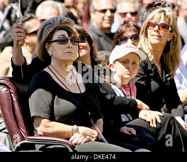 10. August 2007 hört während einer Trauerfeier für ihren verstorbenen Ehemann Freitag, 10. August 2007, in San Francisco - San Francisco, CA, USA - Geri Walsh(left), die Witwe des San Francisco 49ers Trainer Bill Walsh.   (Kredit-Bild: © John Green/San Mateo County Times/ZUMA Press) Stockfoto