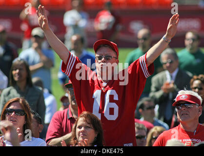 10. August 2007 reagiert - San Francisco, CA, USA - A 49ers Fan als ehemaliger San Francisco 49ers Quarterback Joe Montana während einer Trauerfeier für die ehemaligen 49ers Trainer Bill Walsh, Freitag, 10. August 2007, in San Francisco vorgestellt wurde.  (Kredit-Bild: © John Green/San Mateo County Times/ZUMA Press) Stockfoto