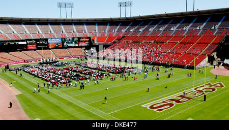 10. August 2007 - San Francisco, CA, USA - Fans besuchen eine Trauerfeier für San Francisco 49ers Trainer Bill Walsh am Freitag, 10. August 2007, in San Francisco.   (Kredit-Bild: © John Green/San Mateo County Times/ZUMA Press) Stockfoto