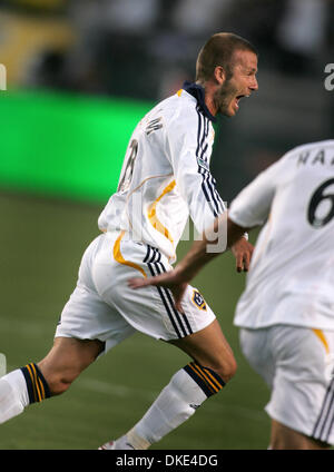 15. August 2007 feiert - Carson, CA, USA - Los Angeles Galaxy Kapitän DAVID BECKHAM nach seinem Tor gegen D.C. United in der ersten Hälfte ihrer SuperLiga-Fußball-Halbfinale in Carson, Kalifornien, 15. August 2007.  (Kredit-Bild: © Branimir Kvartuc/ZUMA Press) Stockfoto