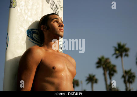 18. August 2007 - Oceanside, California, USA - BILLY HARRIS, 21, von Del Mar, Longboarding für acht Jahre und vor kurzem gedrehte professionelle vor vier Wochen bei den US Open wurde wo er Fünfter aus etwa 80 Personen Platz.  Harris, ist eine zweifache College national Longboard Champion auf nationalen Scholastic Surfing Association (NSSA) Schaltung, will so viele Pro surf Stockfoto