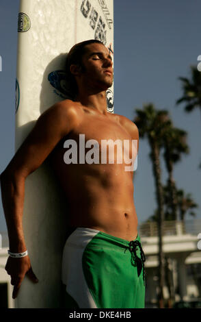 18. August 2007 - Oceanside, California, USA - BILLY HARRIS, 21, von Del Mar, Longboarding für acht Jahre und vor kurzem gedrehte professionelle vor vier Wochen bei den US Open wurde wo er Fünfter aus etwa 80 Personen Platz.  Harris, ist eine zweifache College national Longboard Champion auf nationalen Scholastic Surfing Association (NSSA) Schaltung, will so viele Pro surf Stockfoto