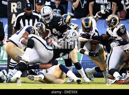 Raiders Runningback LaMont Jordan befummelt die Fußball auf der 1-Yard-Linie im ersten Quartal von ihr Spiel gegen die St. Louis Rams auf Freitag, 24. August 2007 in Oakland, Kalifornien. (Aric Crabb / der Oakland Tribune) Stockfoto