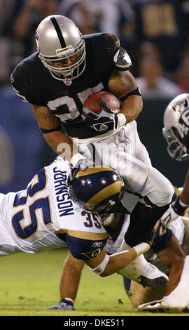 Raiders Justin Fargas versucht, an Rams Saftey Todd Johnson im dritten Quartal ihr Spiel gegen die St. Louis Rams auf Freitag, 24. August 2007 in Oakland, Kalifornien vorbeizukommen. (Aric Crabb / der Oakland Tribune) Stockfoto