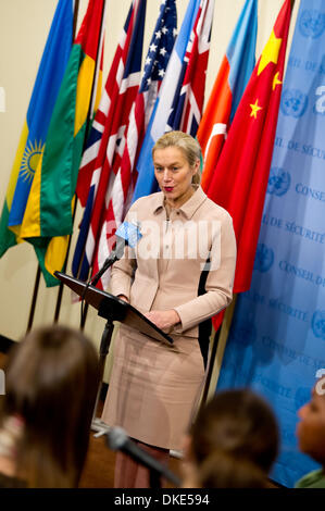 New York, USA. 4. Dezember 2013. Sigrid Kaag, Leiter der gemeinsamen Vereinten Nationen und der Organisation für das Verbot chemischer Waffen-Team mit der Beseitigung chemischer Waffen in Syrien, spricht zu Medien-Reporter im UN-Hauptquartier in New York, am 4. Dezember 2013. Sigrid Kaag, Leiter der Mission, sagte am Mittwoch, dass trotz Hindernissen, das Programm zu entfernen und zu vernichten chemische Arbeitsstoffe auf hoher See auf dem richtigen Weg ist. (Xinhua/Niu Xiaolei/Alamy Live News) Stockfoto