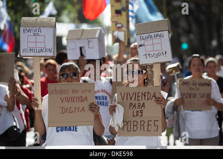 Buenos Aires, Argentinien. 4. Dezember 2013. Bewohner aus mehreren informellen Siedlungen protestieren gegen den Mangel an Wohnungsbauprogramme in Buenos Aires, Hauptstadt von Argentinien, am 4. Dezember 2013. (Xinhua/Martin Zabala/Alamy Live News) Stockfoto