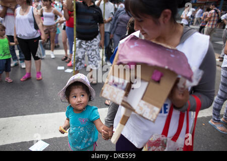 Buenos Aires, Argentinien. 4. Dezember 2013. Bewohner aus mehreren informellen Siedlungen protestieren gegen den Mangel an Wohnungsbauprogramme in Buenos Aires, Hauptstadt von Argentinien, am 4. Dezember 2013. (Xinhua/Martin Zabala/Alamy Live News) Stockfoto