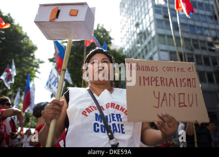 Buenos Aires, Argentinien. 4. Dezember 2013. Bewohner aus mehreren informellen Siedlungen protestieren gegen den Mangel an Wohnungsbauprogramme in Buenos Aires, Hauptstadt von Argentinien, am 4. Dezember 2013. (Xinhua/Martin Zabala/Alamy Live News) Stockfoto