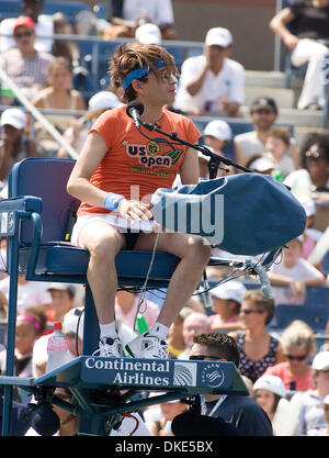 25. August 2007 - New York, NY, USA - ehemalige Samstag Nacht Phasen Formmitglied, CHRIS KATTAN, trug einen Rock und wirkt gleichzeitig als ein Stuhl-Schiedsrichter während einer Ausstellung im Arthur Ashe Stadium als Bestandteil der Hess gesponsert, Arthur Ashe Tag. (Kredit-Bild: © Fred Mullane/ZUMA Press) Stockfoto