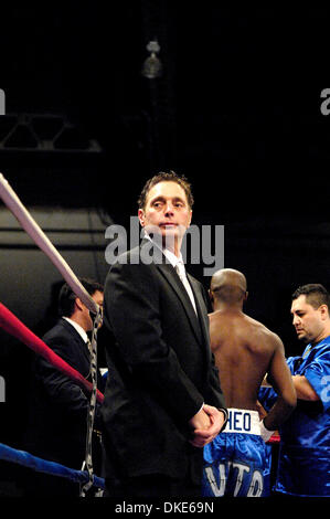 2. Februar 2007: Krieg in der Armory. Boxen in Rochester, New York Main Street Armory. Rochester, NY Promoter Ron Resnick checkt die Aktivität an der Main Street Armory in Rochester, New York. (Kredit-Bild: © Alan Schwartz/Cal-Sport-Medien) Stockfoto