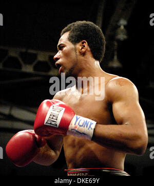 2. Februar 2007: Krieg in der Armory. Boxen in Rochester, New York Main Street Armory. Im Weltergewicht Darnell Jiles, Rochester (5-0-0) kurz vor dem Sieg über James Ventry, Niagarafälle (2-2) (Credit-Bild: © Alan Schwartz/Cal Sport Media) Stockfoto