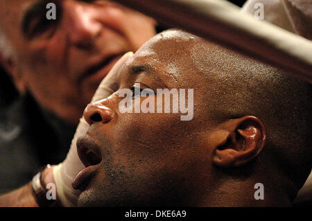 2. Februar 2007: Krieg in der Armory. Boxen in Rochester, New York Main Street Armory. Schwergewichts-Zuri Lawrence Wappinger Falls dazwischen Runden mit Dominick Guinn, Hot Springs, Arkansas (Credit-Bild: © Alan Schwartz/Cal Sport Media) Stockfoto