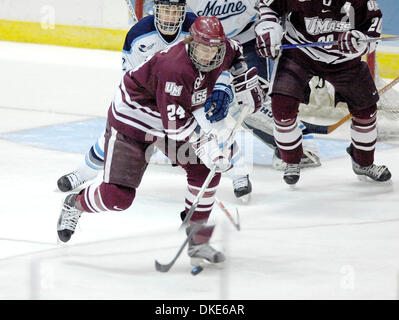 24. März 2007: The University of Maine besiegte der University of Massachusetts 3-1 in der 2007 NCAA Herren Hockey East Regional die Blue Cross Arena in Rochester, New York. UMass Alex Berry (24) im Kampf gegen Maine. (Kredit-Bild: © Alan Schwartz/Cal-Sport-Medien) Stockfoto