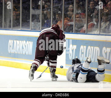 24. März 2007: The University of Maine besiegte der University of Massachusetts 3-1 in der 2007 NCAA Herren Hockey East Regional die Blue Cross Arena in Rochester, New York. (Kredit-Bild: © Alan Schwartz/Cal-Sport-Medien) Stockfoto