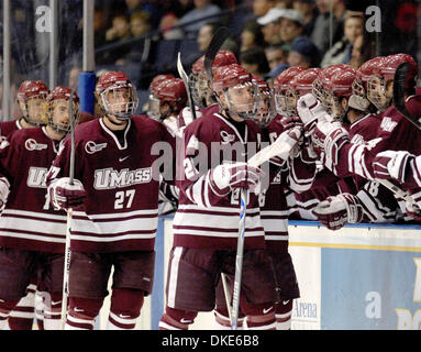 24. März 2007: The University of Maine besiegte der University of Massachusetts 3-1 in der 2007 NCAA Herren Hockey East Regional die Blue Cross Arena in Rochester, New York. UMass feiert ihr einsame Ziel während des Spielens von Maine. (Kredit-Bild: © Alan Schwartz/Cal-Sport-Medien) Stockfoto