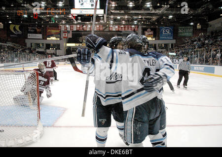 24. März 2007: The University of Maine besiegte der University of Massachusetts 3-1 in der 2007 NCAA Herren Hockey East Regional die Blue Cross Arena in Rochester, New York. Maine feiert nach seinem Tor gegen UMass. (Kredit-Bild: © Alan Schwartz/Cal-Sport-Medien) Stockfoto