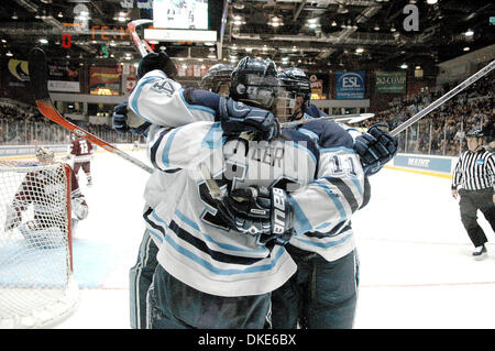 24. März 2007: The University of Maine besiegte der University of Massachusetts 3-1 in der 2007 NCAA Herren Hockey East Regional die Blue Cross Arena in Rochester, New York. Maine feiert nach einem Tor gegen UMass. (Kredit-Bild: © Alan Schwartz/Cal-Sport-Medien) Stockfoto