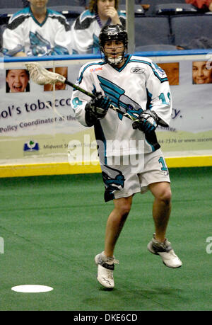 27. April 2007: Buffalo Bandits bei Rochester Teilen in einem National Lacrosse League East Division Finale Matchup. Die Banditen besiegt Teilen 14-13 in der Overtime vor hektischen 8.558 Blue Cross Arena in Rochester, New York. Shawn Evans (15) in Aktion gegen Buffalo. (Kredit-Bild: © Alan Schwartz/Cal-Sport-Medien) Stockfoto