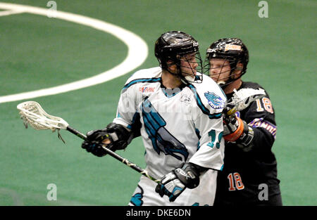 27. April 2007: Buffalo Bandits bei Rochester Teilen in einem National Lacrosse League East Division Finale Matchup. Die Banditen besiegt Teilen 14-13 in der Overtime vor hektischen 8.558 Blue Cross Arena in Rochester, New York. Rochester ist Scott Evans (19) in Aktion gegen Buffalo. (Kredit-Bild: © Alan Schwartz/Cal-Sport-Medien) Stockfoto