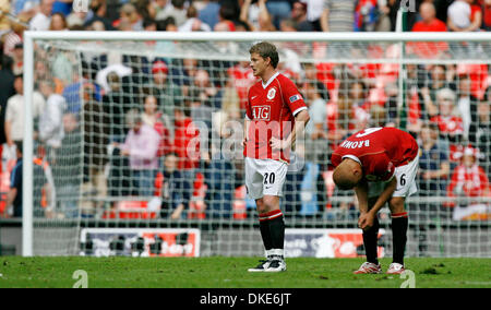 Manchester United Wes Brown (R) und Ole Gunnar Solskjaer aussehen niedergeschlagen. (Kredit-Bild: © Fotograf/Cal-Sport-Medien) Stockfoto