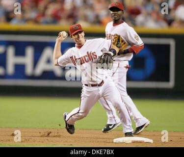 13. Juli 2007: Arizona-Diamantmarkierungen Shortstop Stephen Drew erdet Knüppelschlag gebrochen von San Diego Padres Center Fielder Milton Bradley im zweiten Inning für ein doppeltes Spiel im Chase Field in Phoenix, Arizona getroffen. Die Diamondbacks besiegte die Padres 8-3. (Kredit-Bild: © Max Simbron/Cal-Sport-Medien) Stockfoto