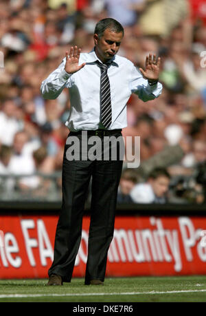 Chelseas-Trainer Jose Mourinho sieht während des Spiels gegen Manchester United niedergeschlagen. . PIC SPORTIMAGE/Barrington Coombs.Community Shield.Chelsea V Manchester United.5th August, 2007.---. Sportimage + 44 7980659747.admin@sportimage.co.uk.http :// www.sportimage.co.uk/.Player verfügen über Feature.Player - Chelsea.5th August 2007---. Sportimage + 44 798065 Stockfoto