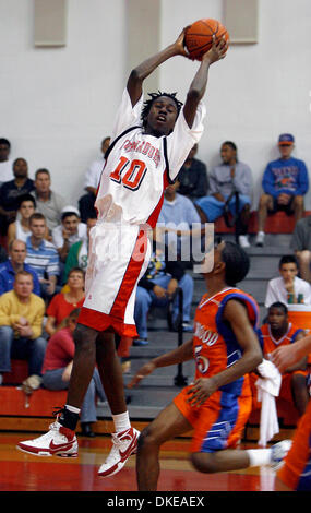 NP 279721 GARN basketball 5 Beschriftung: (Clearwater, Fl, 21.12.2007) Clearwater #10 Okaro White (Roster) Fänge ein Cross-Gericht übergeben, wie er es für eine einfache Layup beteiligt. Jungen Basketball, Brighthouse Schießerei am hohen Clearwater, Freitag, 21 Dezember. Wenn möglich, schießen zwei Spiele: St. Petersburg Vs Newsome, 18:00 und Ridgewood vs. Clearwater, 20:00 Das letztere ist das große Spiel. Wenn du o kannst Stockfoto