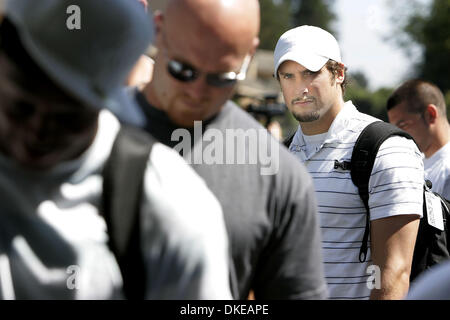 DONNERSTAG, 26. JULI 2007. NAPA, KALIFORNIEN-. Oakland Raiders Sicherheit wartet Stuart Schweigert in Zeile im Napa Valley Marriott für Trainingslager einchecken... Lianne Milton/registrieren. (Kredit-Bild: © Napa Valley Register/ZUMApress.com) Stockfoto