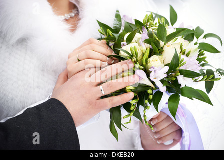 Hände mit Hochzeit Gold Ringe glückliche Brautpaar Stockfoto