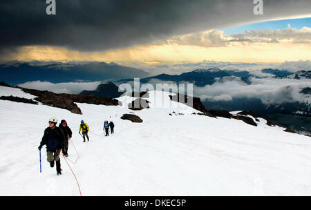 13. Juli 2007 Rennen - Mount Baker, Washington, USA - Kletterer einen Sturm zieht auf hoch oben am Mount Baker. Der Sturm erwischt die Kletterer und sie wurden gezwungen sich nach wird umhüllt von einem Gewitter. (Kredit-Bild: © Jed Conklin/ZUMAPRESS.com) Stockfoto