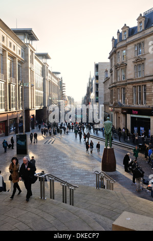 Blick von oben der Buchanan Street, Schottland, Großbritannien. (Glasgow's Stil Meile) voller Weihnachtskäufer Stockfoto