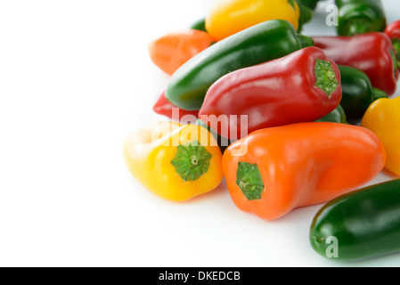 Haufen von Paprika isoliert auf weißem Hintergrund Stockfoto