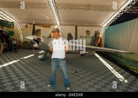 10. Mai 2009 - San Diego, Kalifornien, USA - Red Bull Air Race pilot HANNES ARCH aus Österreich hier bei seinen Hirschfänger im braunen Feld liegt südlich von San Diego bei der Red Bull Air Race 2009 abgebildet. Hannes war der Weltmeister von 2008 nach 10. Position des Vorjahres aus. (Kredit-Bild: © Daren Fentiman/ZUMA Press) Stockfoto