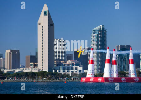 11. Mai 2009 - San Diego, Kalifornien, USA - Nigel Lamb aus Simbabwe Afrika team Breitling fliegen beim Red Bull Air Race 2009 in San Diego (Credit-Bild: © Daren Fentiman/ZUMA drücken) Stockfoto