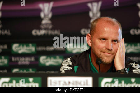 19. Mai 2009 hört auf eine Frage hinter den UEFA-Pokal - Istanbul, Türkei - Werder deutsche Cheftrainer THOMAS SCHAAF besucht er eine Pressekonferenz im Fenerbahce Sükrü Saracoglu Stadion in Istanbul am 19. Mai 2009, am Vorabend ihrer UEFA-Cup-Finale. Deutschlands Werder Bremen Schachtjor Donezk Ukraine am 20. Mai in Istanbul in der UEFA-Cup-Finale gegenüberstehen.    (Credit Stockfoto