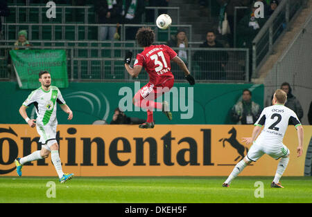 Wolfsburg, Deutschland. 4. Dezember 2013. Ingolstädter Caiuby (C) wetteifert um den Ball mit Wolfsburgs Daniel Caligiuri (L) und Patrick Ochs (R) bei den DFB-Pokal Runde 16 Spiel zwischen VfL Wolfsburg und FC Ingolstadt 04 in Wolfsburg, Deutschland, 4. Dezember 2013. Foto: Dominique Leppin/Dpa/Alamy Live News Stockfoto