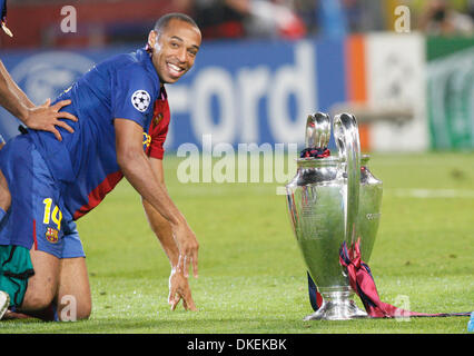 27. Mai 2009 - Rom, Italien - THIERRY HENRY und Trophy während UEFA Champions League Soccer Finale zwischen Barcelona und Manchester United im Stadio Olimpico in Rom, Italien. Barcelona schlug Manchester United 2: 0. (Kredit-Bild: © Foto Olimpic/Action Press/ZUMA Press) Einschränkungen: * Nord- und Südamerika Rechte nur * Stockfoto