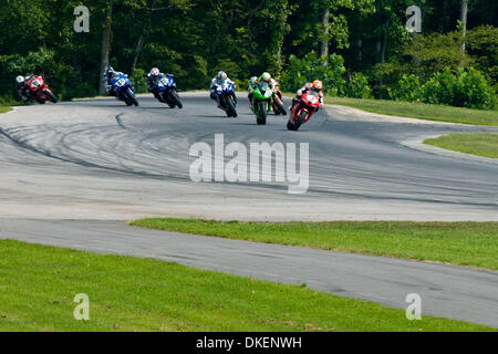 16. August 2009 - Alton, Virginia, Land of Event - 16. August 2009: AMA bei Virginia internationale Rennen Weg. Daytona Sportbikes von Sonntag rd2. Josh Herrin (Nr. 8 Team Gräber Yamaha YZF-R6) gewann beide Sessions und verdient den Titel des Big Kahuna für kehren am Wochenende Rennen auf Virginia International Raceway. (Kredit-Bild: © Mark Abbott/Southcreek Global/ZUMApress.com) Stockfoto