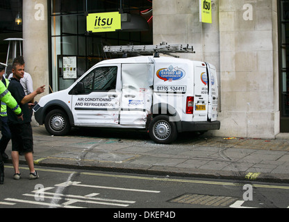 Bus stürzt in Restaurant auf Regent Street A Doppeldecker-Bus und einem Lieferwagen prallte ein Restaurant im Regent Street Nr. 94-bus Stockfoto